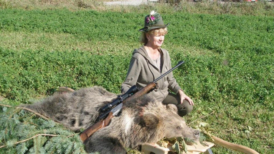 Medveď hnedý vážil stošesť kilogramov, bol zaujímavo sfarbený, mal čiernohnedú kožušinu s bielym golierom.