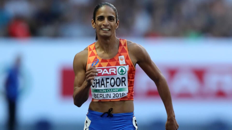 Šprintérku Ghafoorovú (vľavo), ktorá bola v širšej nominácii do štafety na 4x400 m pre MS v Dauhe (27. septembra - 6. októbra), zadržali v Nemecku.