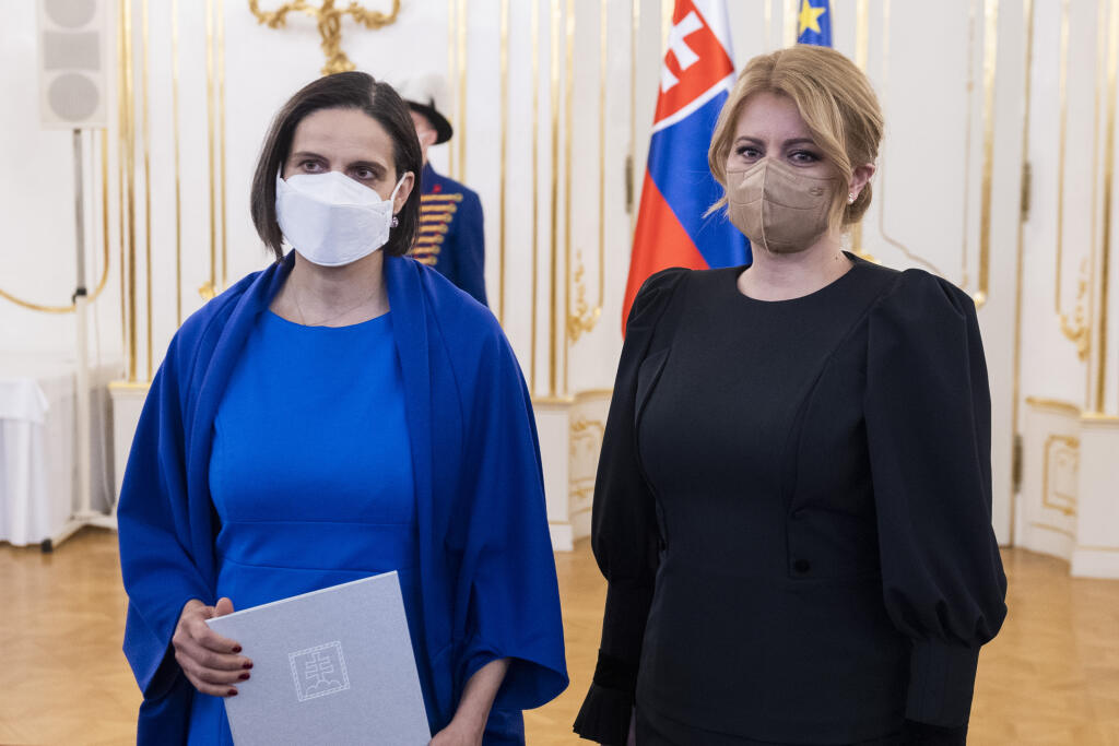 Na snímke vľavo ministerka spravodlivosti SR a podpredsedníčka Za ľudí Mária Kolíková (Za ľudí) podala demisiu do rúk prezidentky SR Zuzany Čaputovej (vpravo) v Prezidentskom paláci v Bratislave v utorok 23. marca 2021. Rezort bude dočasne viesť podpredsedníčka vlády a ministerka investícií, regionálneho rozvoja a informatizácie SR Veronika Remišová (Za ľudí). FOTO TASR - Jaroslav Novák