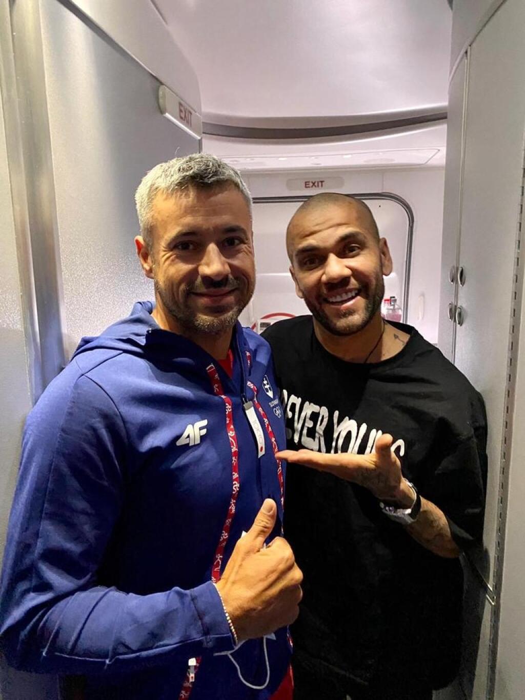 Slovenskí kajakári leteli z Tokia s brazílskou futbalovou reprezentáciou, neodolali fotke s Danim Alvesom.