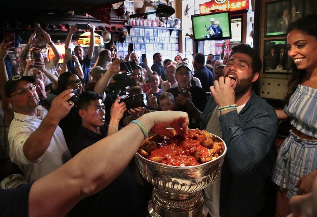 Útočník Pat Maroon si pochutil na kuracích krídelkách.