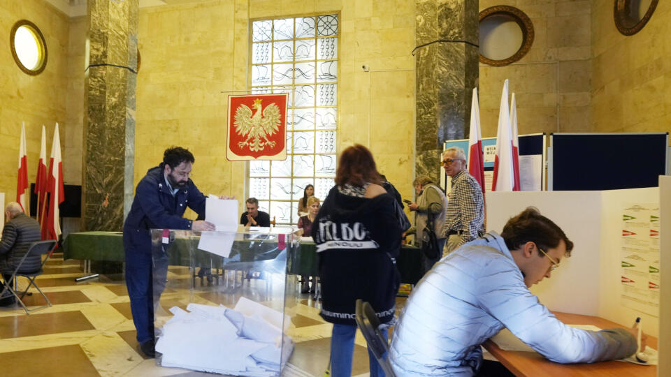 JB 30 Varšava - Voliči hlasujú počas nedeľňajších komunálnych volieb vo volebnej miestnosti vo Varšave 7. apríla 2024. V Poľsku v nedeľu voliči v komunálnych voľbách rozhodujú o novom zložení miestnej samosprávy. Ide zároveň o prvý volebný test koaličnej vlády premiéra Donalda Tuska štyri mesiace po prevzatí moci. Voliči si spomedzi 190.000 registrovaných kandidátov volia starostov, členov obecných rád a provinčných zastupiteľstiev. V prípadoch, keď kandidáti na starostu nezískajú aspoň 50 perce