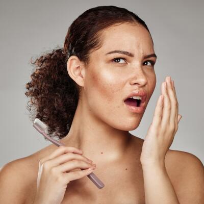 Smrdí vám z úst? 4 dôvody, kedy ani čistenie zubov nepomôže