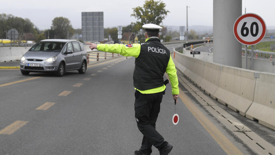 Od pondelka je možné z Poľska, Česka, Rakúska a Maďarska vstúpiť na územie SR s negatívnym PCR testom, nie starším ako 72 hodín. Pendleri sa podľa vyhlášky Úradu verejného zdravotníctva (ÚVZ) SR na hraniciach nemusia preukazovať žiadnym testom. Na snímke polícia počas kontroly na slovensko-maďarskom hraničnom priechode Milhosť – Tornyosnémeti 16. novembra 2020. FOTO TASR – František Iván