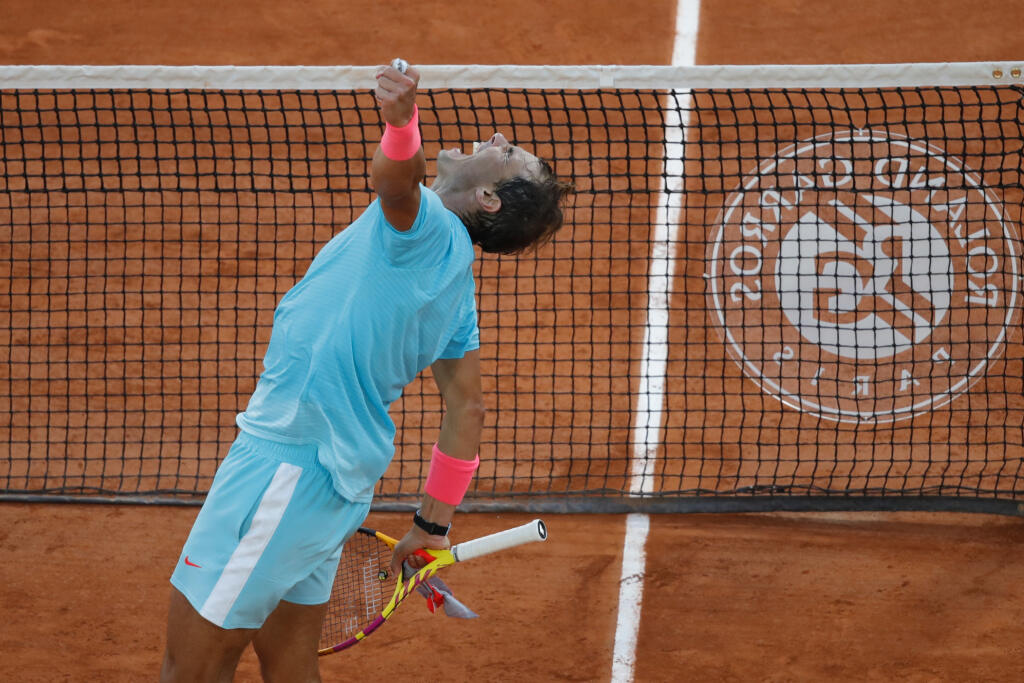 KK39 Paríž - Španielsky tenista Rafael Nadal sa teší po víťazstve nad Argentínčanom Diegom Schwartzmanom v semifinále dvojhry na grandslamovom turnaji Roland Garros 9. októbra 2020 v Paríži. FOTO TASR/AP
Spain's Rafael Nadal celebrates winning the semifinal match of the French Open tennis tournament against Argentina's Diego Schwartzman in three sets, 6-3, 6-3, 7-6, at the Roland Garros stadium in Paris, France, Friday, Oct. 9, 2020. (AP Photo/Christophe Ena)