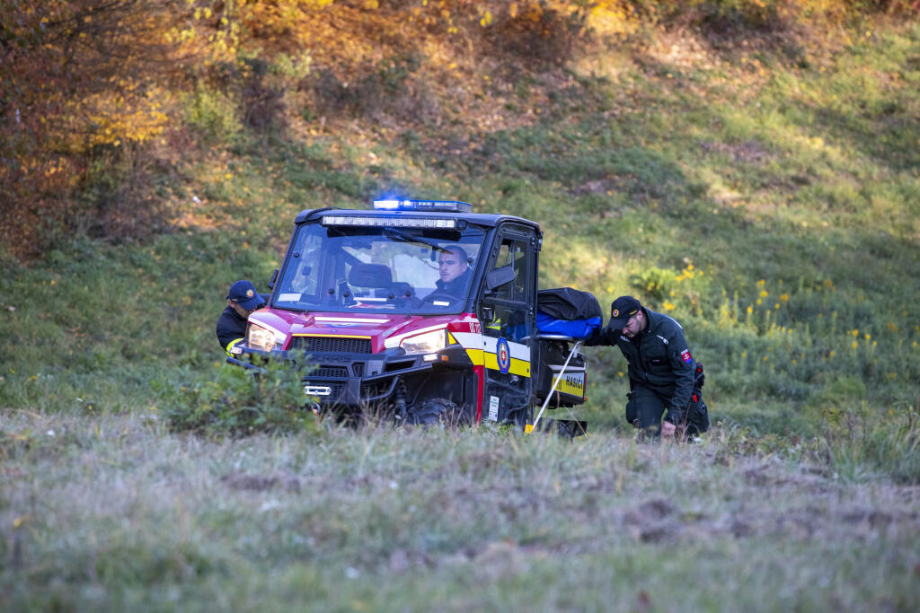 Na snímke hasiči a policajti vynášajú telo tragicky zosnulého hokejistu Dušana Pašek.