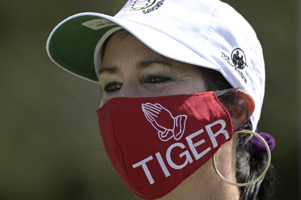 KK23 Bradenton - Fanúšička s ochranných rúškom vyjadruje podporu golfistovi Tigerovi Woodsovi počas záverečného dňa turnaja Workday Championship v americkom Bradentone 28. februára 2021. Americký golfista Tiger Woods sa poďakoval kolegom z profikolotoča a fanúšikom za podporu, ktorú mu vyjadrili po ťažkej autonehode.