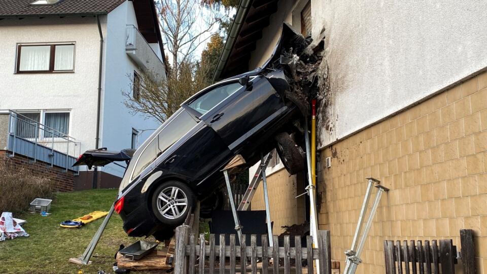 Ilsutračná foto.
A car is stuck in a house wall after a serious accident in Schwabach, Germany, Sunday, March 27, 2022. The driver of the car died, the two residents of the house remained uninjured externally, according to the police. (Marco Bauernfeind/dpa via AP)