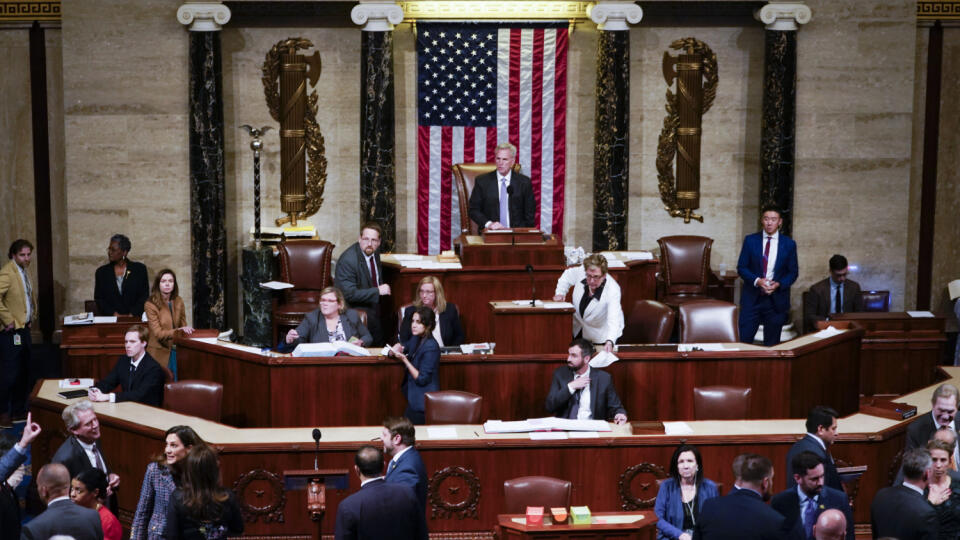 KK16 Washington - Predseda Snemovne reprezentantov Kevin McCarthy stojí v rokovacej sále Snemovne reprezentantov 11. mája 2023 vo Washingtone. Republikánski zákonodarcovia v americkej Snemovni reprezentantov schválili vo štvrtok návrh zákona, ktorý by umožnil obnovu pozastavenej výstavby múru na hraniciach USA s Mexikom a zaviedol by nové obmedzenia pre uchádzačov o azyl. FOTO TASR/AP
House Speaker Kevin McCarthy of Calif., stands in the House Chamber, Thursday, May 11, 2023, at the Capitol in W