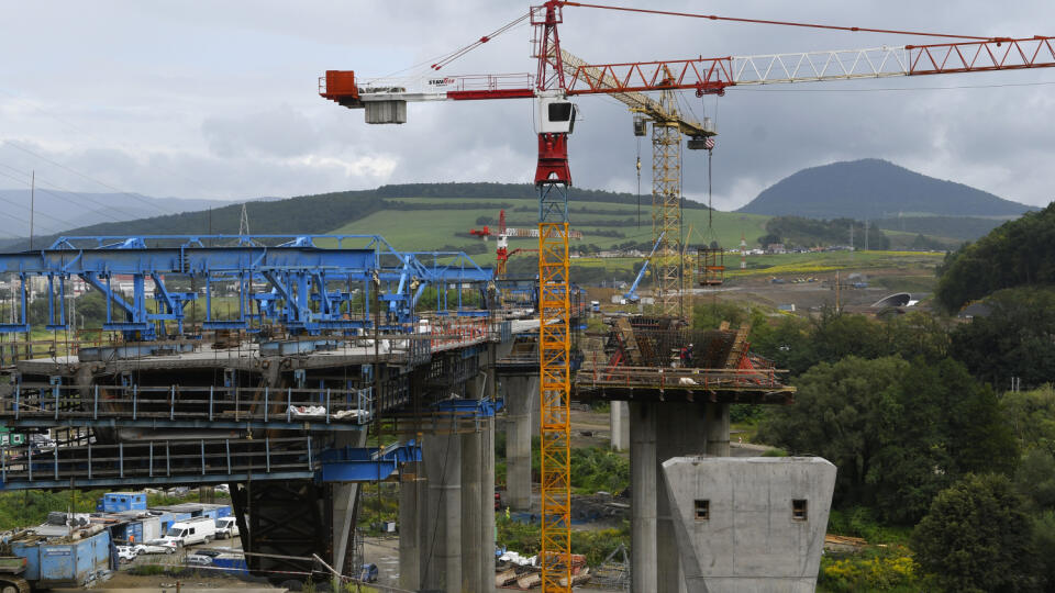 Viac ako 67,7 milióna eur pôjde na preplatenie časti projektu výstavby R4 Prešov - severný obchvat, I. etapa, z eurofondov. Minister dopravy SR Andrej Doležal a predseda predstavenstva NDS a.s. Juraj Tlapa v Prešove pri severnom portáli tunela Bikoš v utorok podpísali zmluvu o poskytnutí nenávratného finančného príspevku z Operačného programu Integrovaná infraštruktúra. Na snímke pohľad spod severného portálu cestného tunela Bikoš na rozostavanú stavbu I. etapy R4 Prešov – severný obchvat.