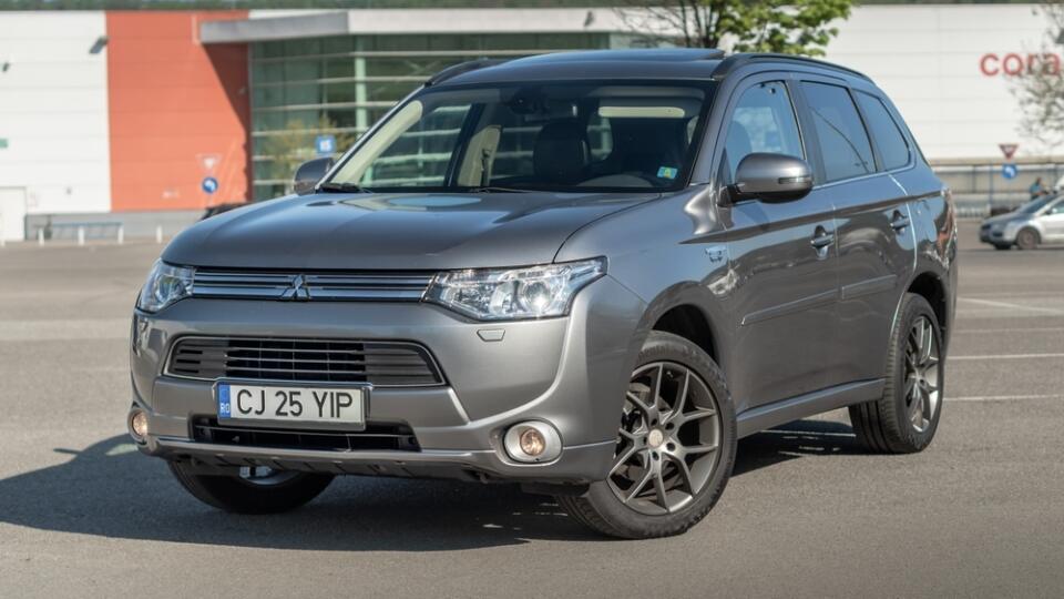 High-quality,Resolution,Isolated,In,An,Empty,Parking,Lot,Mitsubishi,Outlander