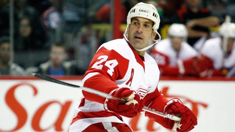 Legendárny obranca Chris Chelios.