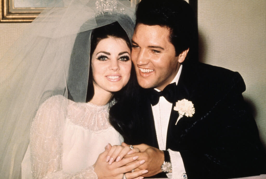 Na slávnostnom odovzdávaní Zlatých Glóbusov sa zúčastnila aj vdova Priscilla Presley (77) a dcéra Lisa Marie (54) po legendárnom Elvisovi Presleym (†42). Okrem toho, že obe spomínané nechodia často na červený koberec, zaujali svojim prerobeným vzhľadom pripomínajúcim voskové figuríny.