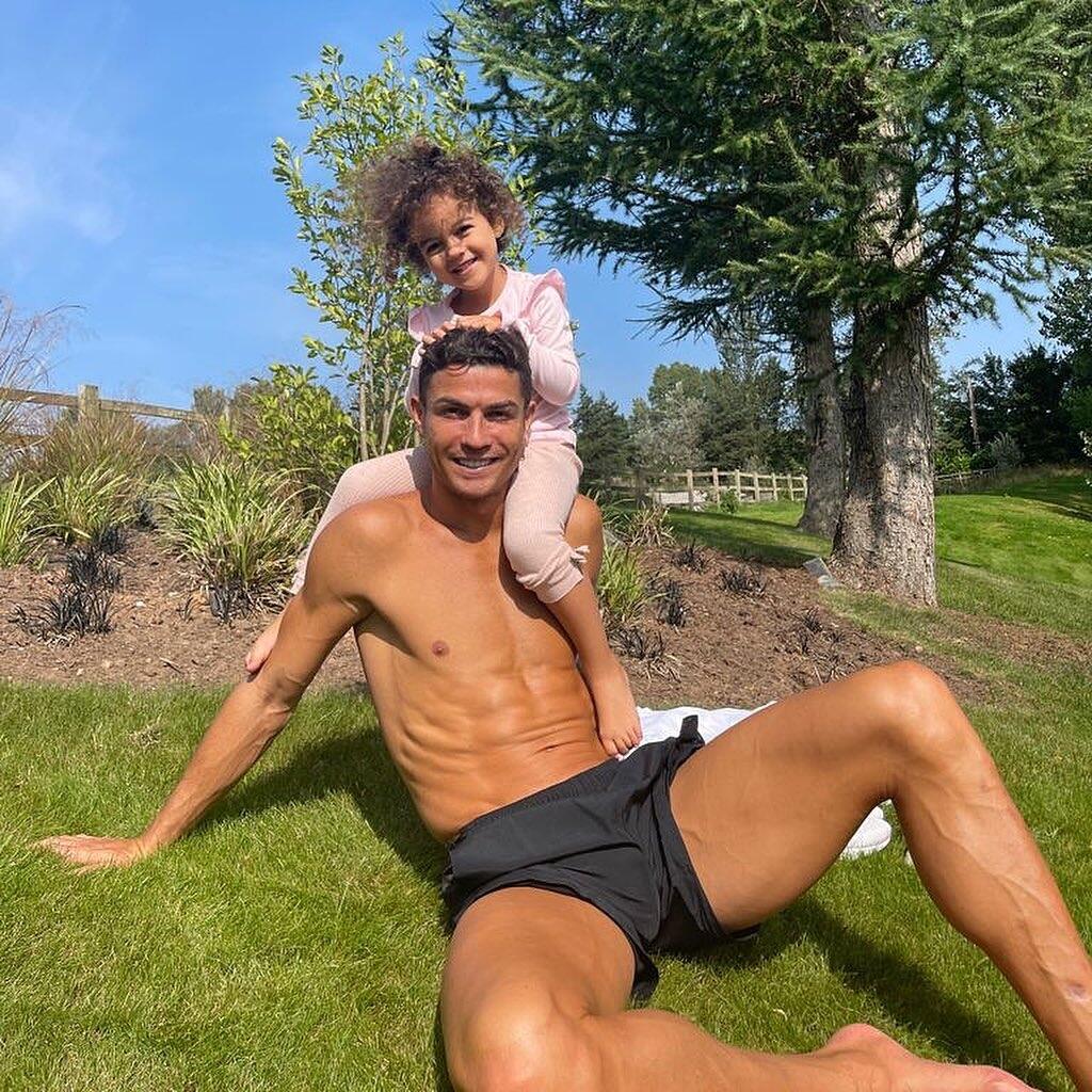 Ronaldo sa na tomto mieste po prestupe do Manchestru ohrial len niekoľko dní. Po nich si musel nájsť nové bývanie, lebo sa kvôli ovciam nemohol vyspať.