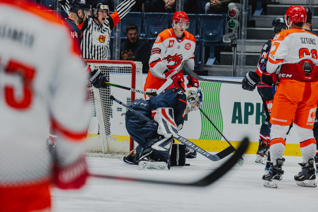 Na snímke Kristers Gudlevskis (Slovan) počas zápasu F skupiny Champions hockey league medzi HC Slovan Bratislava a Oceláři Třinec.