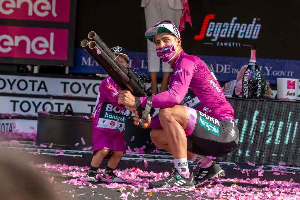 Takto oslavoval Peter Sagan cyklámenový dres z Giro d'Italia so synom Marlonom.