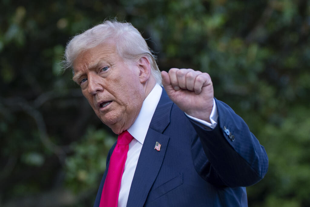 AZ8 Washington - Na snímke prezident USA Donald Trump prichádza do Bieleho domu vo Washingtone 15. júla 2025. Administratíva amerického prezidenta Donalda Trumpa v utorok informovala o vyhostení piatich „nelegálnych cudzincov“ zo Spojených štátov do malého afrického kráľovstva Eswatini. FOTO TASR/AP 

President Donald Trump pumps his fist as he walks from Marine One after arriving on the South Lawn of the White House, Tuesday, July 15, 2025, in Washington. (AP Photo/Alex Brandon)