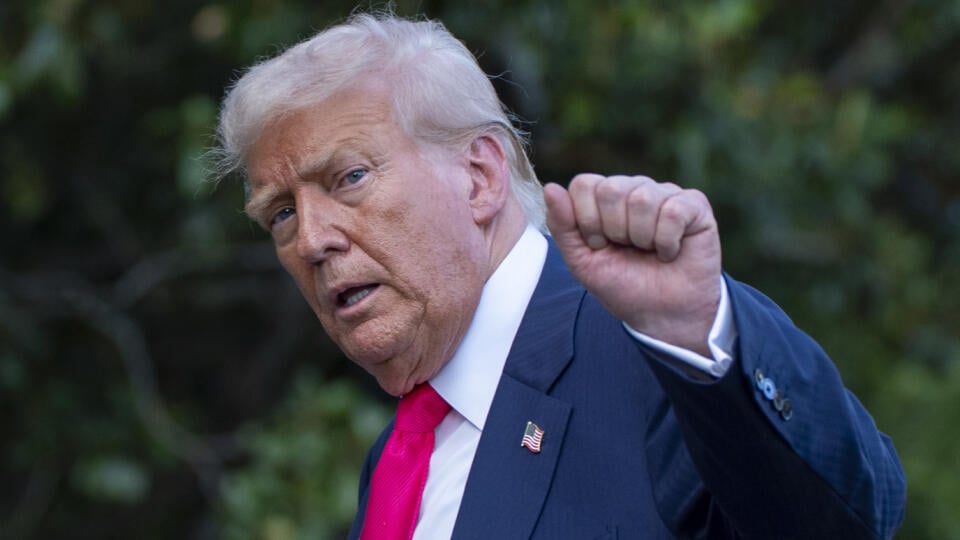 AZ8 Washington - Na snímke prezident USA Donald Trump prichádza do Bieleho domu vo Washingtone 15. júla 2025. Administratíva amerického prezidenta Donalda Trumpa v utorok informovala o vyhostení piatich „nelegálnych cudzincov“ zo Spojených štátov do malého afrického kráľovstva Eswatini. FOTO TASR/AP
President Donald Trump pumps his fist as he walks from Marine One after arriving on the South Lawn of the White House, Tuesday, July 15, 2025, in Washington. (AP Photo/Alex Brandon)