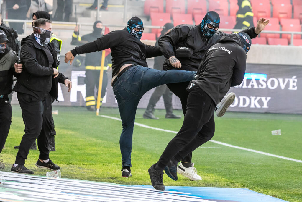 Derby Trnavy so Slovanom predčasne ukončili po tom, ako ihrisko zaplavili chuligáni, ktorí sa bili hlava-nehlava.