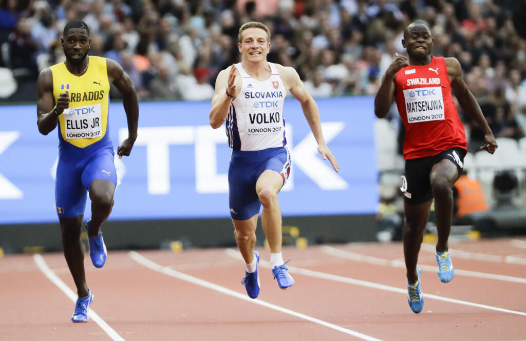 Bežci zľava Burkheart Ellis Jr. z Barbadosu, Slovák Ján Volko a Švajčiar Sibusiso Matsenjwa v rozbehoch na 200 m na MS v atletike v Londýne 7. augusta 2017.