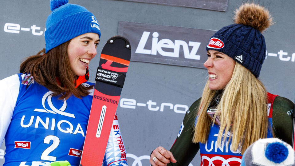 Vlhová (vľavo) si zo Shiffrinovej ostrých slov o špionáži ťažkú hlavu očividne nerobí.