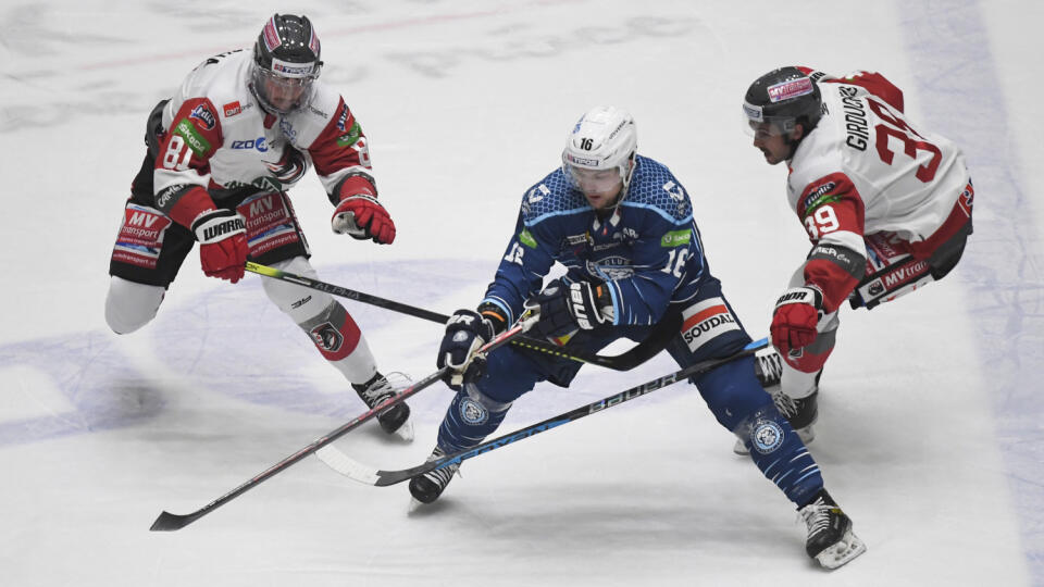 Na snímke vľavo Erik Rajnoha (Prešov), uprostred Reid Duke (Nitra) v zápase 19. kola hokejovej Tipos extraligy HC MV Transport Prešov - HK Nitra 23. novembra 2022 v Prešove. FOTO TASR – František Iván