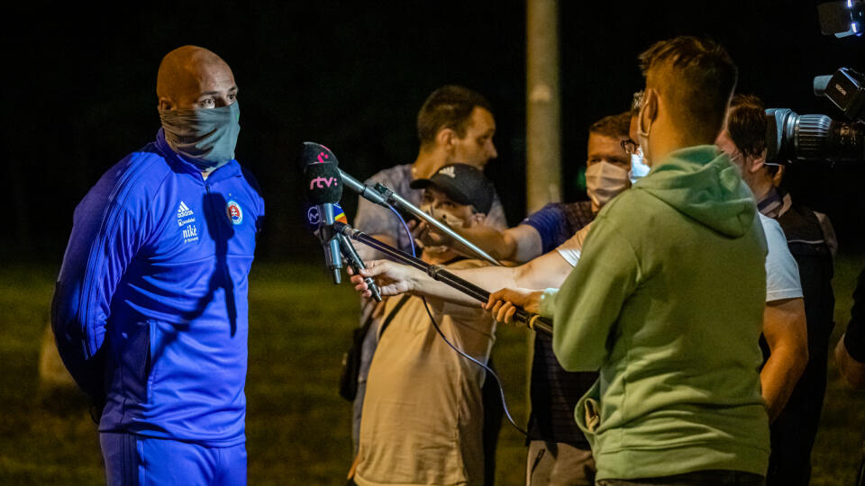 Na snímke Ivan Kmotrík ml. po prílete hráčov ŠK Slovan Bratislava z Faerských ostrovov.