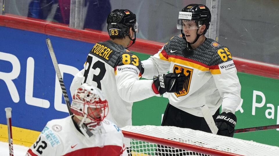 KK36 Helsinki - Na snímke nemecký hokejista Marc Michaelis (vpravo) sa teší z gólu počas zápasu A-skupiny medzi Nemeckom a Dánskom na 85. majstrovstvách sveta v ľadovom hokeji v Helsinkách 19. mája 2022. FOTO TASR/AP
Marc Michaelis of Germany, right, celebrates after he scored the opening goal against Denmark's keeper Sebastian Dahm during the group A Hockey World Championship match between Germany and Denmark in Helsinki, Finland, Thursday May 19 2022. (AP Photo/Martin Meissner)
