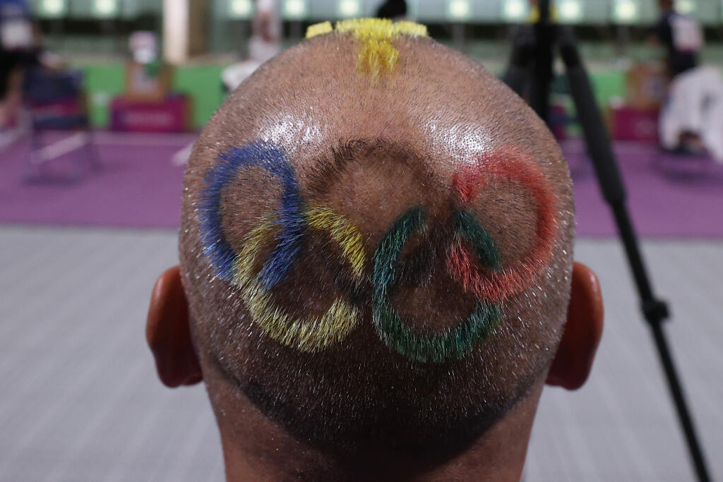 Mongolský tréner Undralbat Lkhagva si dal na hlavu vyholiť a nafarbiť olympijské kruhy.