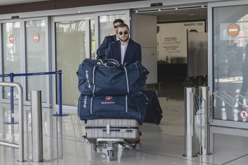 Hráčí seniorskej reprezentácie prileteli po skončení účinkovania na Majstrovstvách sveta v ľadovom hokeji vo Fínsku späť do Bratislavy. Na letisku ich čakala početná skupinka fanúšikov.