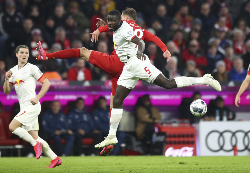 WA 104 Mníchov - Futbalista Lipska Dayot Upamecano (vpravo) a hráč Bayernu Leon Goretzka (uprostred) bojujú o loptu v nedeľňajšom šlágri 21. kola nemeckej Bundesligy Bayern Mníchov - RB Lipsko v Mníchove 9. februára 2020. FOTO TASR/AP
Leipzig's Dayot Upamecano, foreground, and Bayern's Leon Goretzka challenge for the ball during the German Bundesliga soccer match between Bayern Munich and RB Leipzig at the Allianz Arena in Munich, Germany, Sunday, Feb. 9, 2020. (AP Photo/Matthias Schrader)