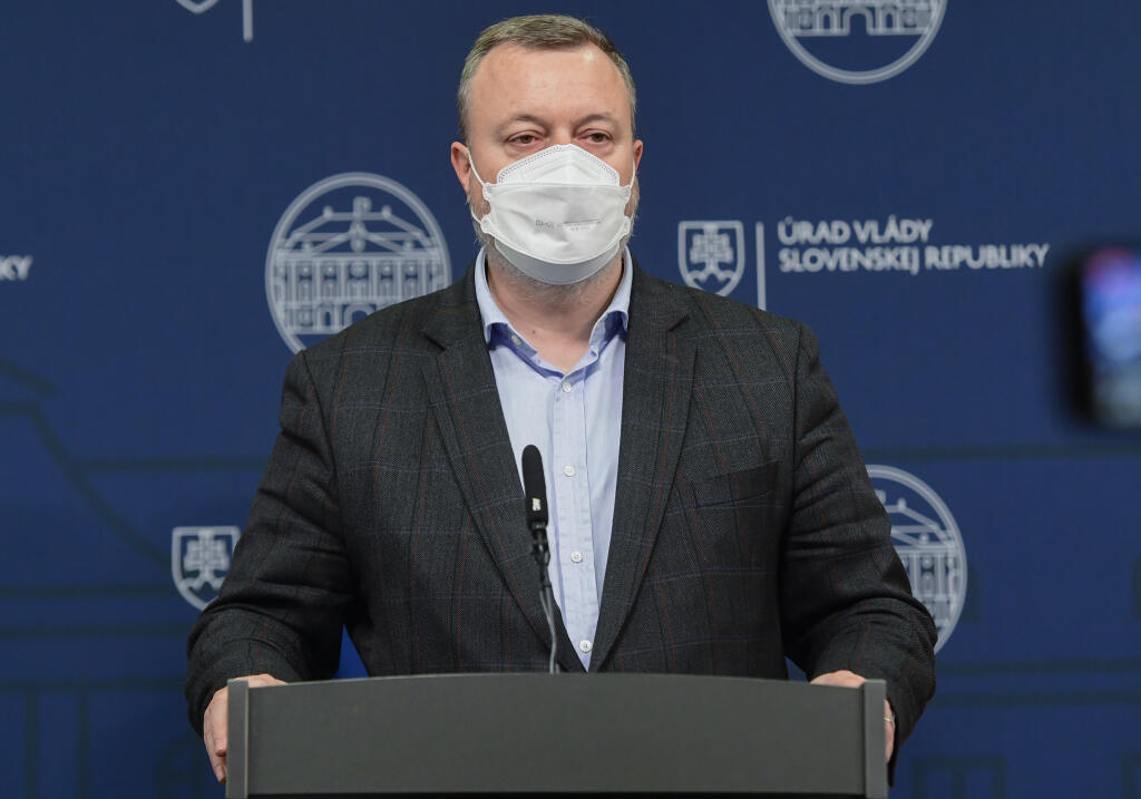 Na snímke minister práce, sociálnych vecí a rodiny SR Milan Krajniak (Sme rodina)  počas tlačovej konferencie na tému Odmeny zdravotníkom v Bratislave 17. decembra 2021. FOTO TASR -  Martin Baumann