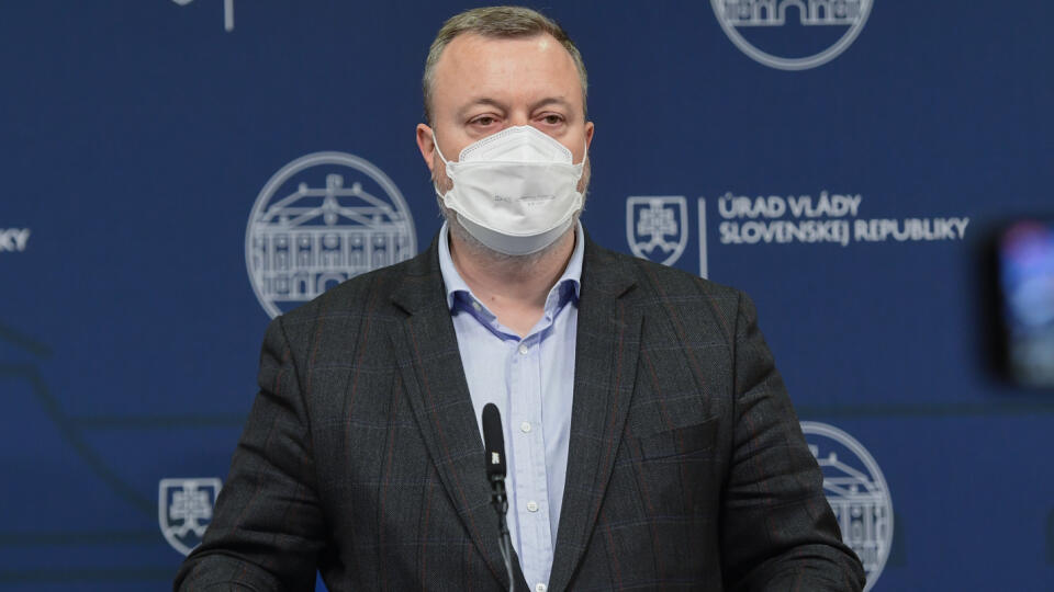 Na snímke minister práce, sociálnych vecí a rodiny SR Milan Krajniak (Sme rodina) počas tlačovej konferencie na tému Odmeny zdravotníkom v Bratislave 17. decembra 2021. FOTO TASR - Martin Baumann