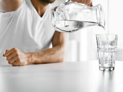 Rýchly trik: Jednu hodinu po obede si dajte pohár vody. Viete prečo? 