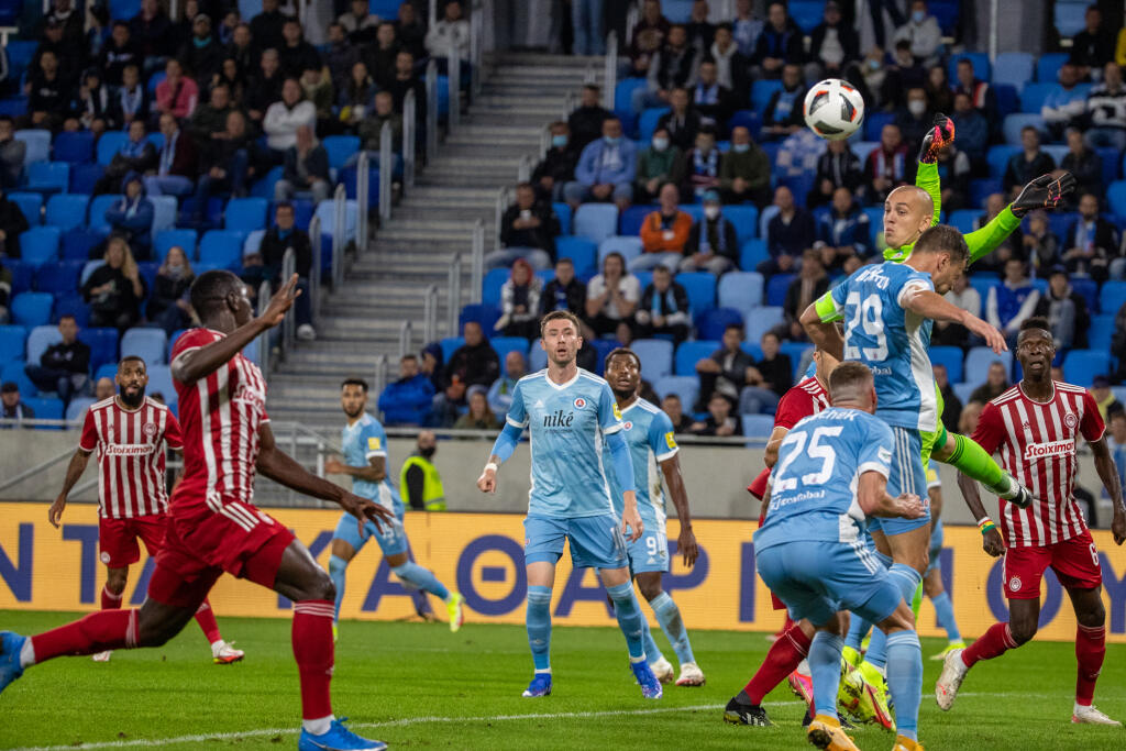 ŠK Slovan Bratislava a Olympiakos Pireus FC sa stretol v zápase play-off Európskej ligy na Tehelnom poli v Bratislave. Na snímke je Vasil Božikov.