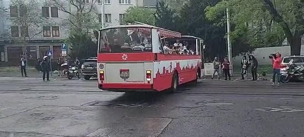 Kolosálny TRAPAS: Slovanistov vyprevádzala na cestu otvoreným autobusom len asi dvadsiatka ľudí