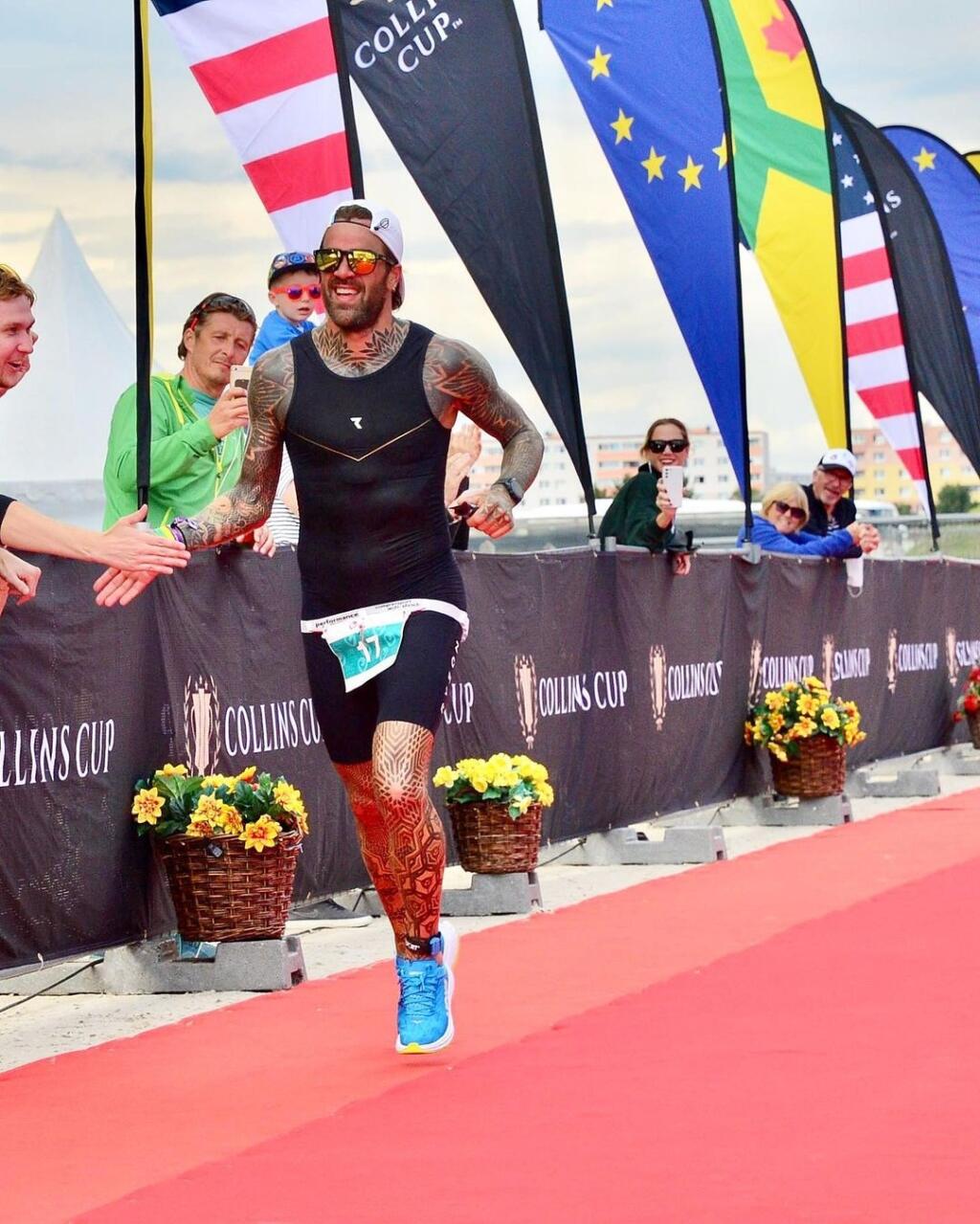 „Bavilo ma behať a bicyklovať, potom som skočil do vody a bol z toho triatlon. Ale hlavný dôvod, pre ktorý som sa doň zamiloval, je ten, že je slobodný a môžem ho robiť kde chcem, s kým chcem a kedy chcem,“ povedal bývalý futbalista na margo jeho vzťahu k triatlonu.