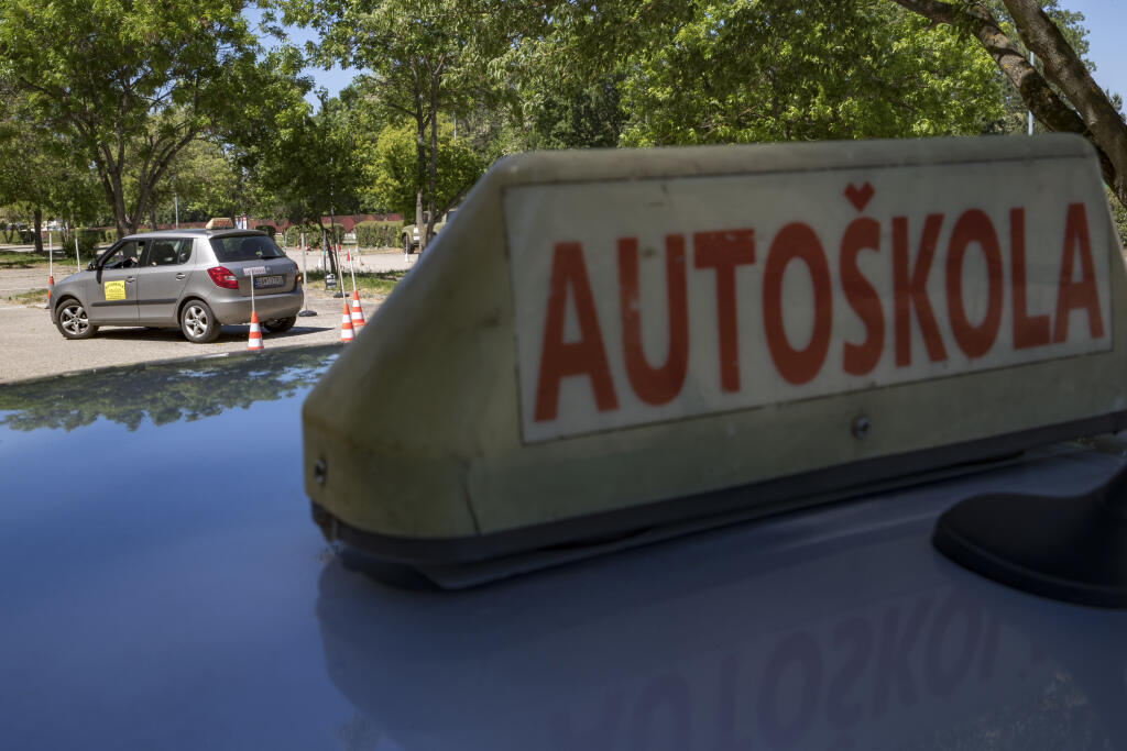 Rozhovor s instruktorom autoskoly Jozefom Danadaiom o povinnych zmenach v prevadzkovani vodicskych kurzov, ktore viedli k navyseniu poplatkov.