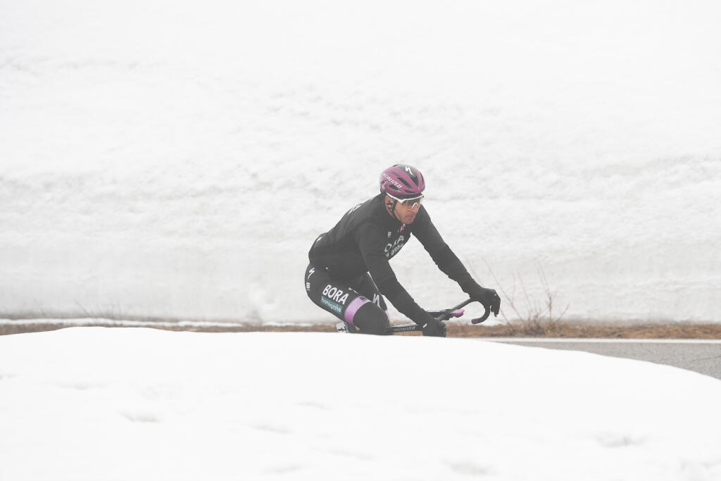 Aj Peter Sagan musel zdolať biele peklo po cesta na Passo Giau.
