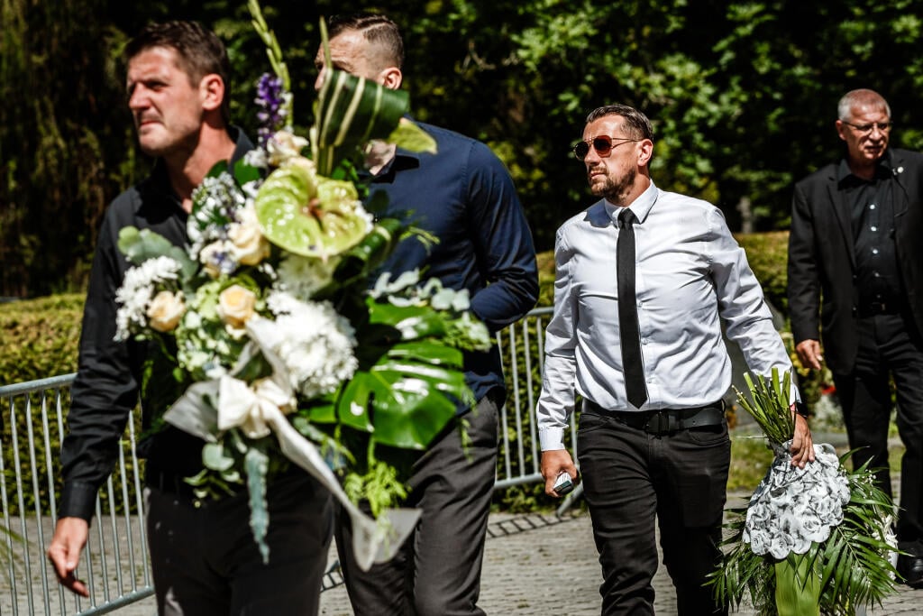 Na snímke smútoční hostia prichádzajú na poslednú rozlúčku so zosnulým slovenským futbalovým reprezentantom Mariánom Čišovským vo Veľkej obradnej sieni Ústředního hřbitova v Plzni.