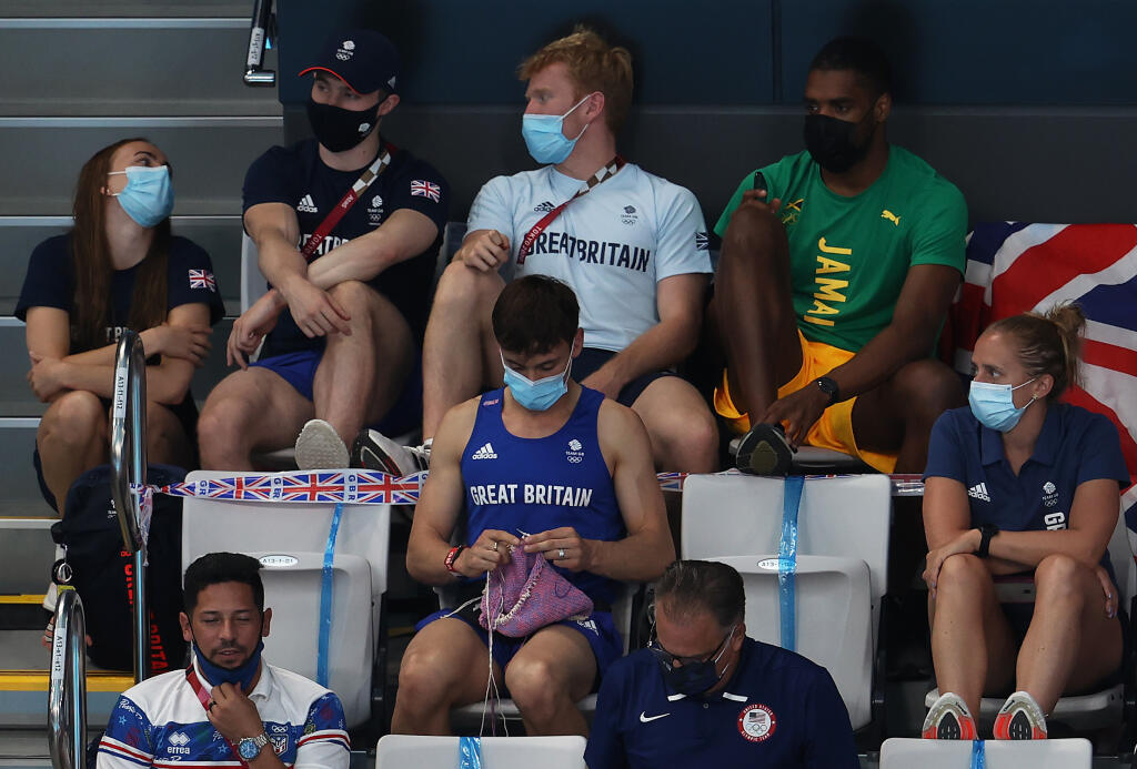 Bez ihlíc a vlny ani na krok. Britský skokan do vody Tom Daley bol na olympiáde stredobodom pozornosti, a to nielen vďaka zisku zlatej medaily. Štrikovanie si zobral aj na tribúnu.