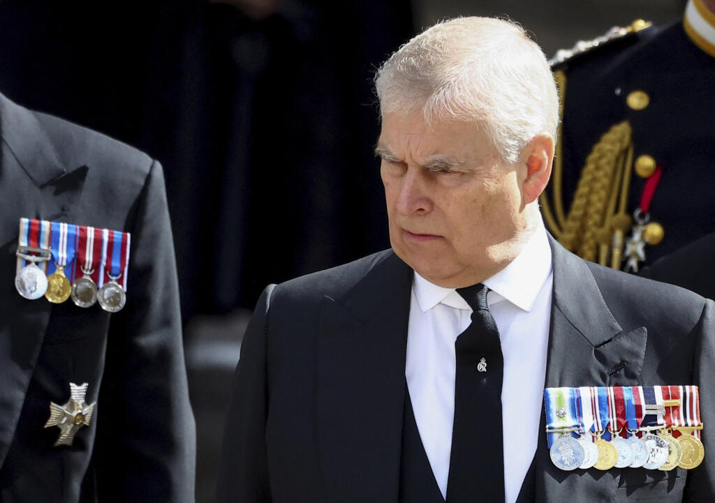 WA 78 Londýn - Na snímke britský princ Andrew sa účastní na štátnom pohrebe britskej kráľovnej Alžbety II. vo Westminsterskom opátstve v Londýne v pondelok 19. septembra 2022. Štátny pohreb panovníčky sa začal v pondelok o 11.00 h (12.00 SELČ). Kráľovná Alžbeta II. zomrela 8. septembra vo veku 96 rokov vo svojom letnom sídle Balmoral v Škótsku. FOTO TASR/AP
Britain's Prince Andrew attends the state funeral of Queen Elizabeth II, in London, Monday Sept. 19, 2022. (Hannah Mckay/Pool Photo via AP