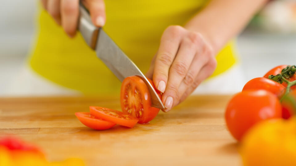 Closeup,On,Woman,Cutting,Tomato