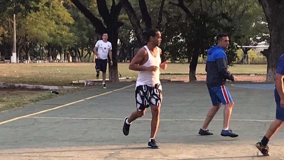 Ronaldinho počas zápasu vo väznici