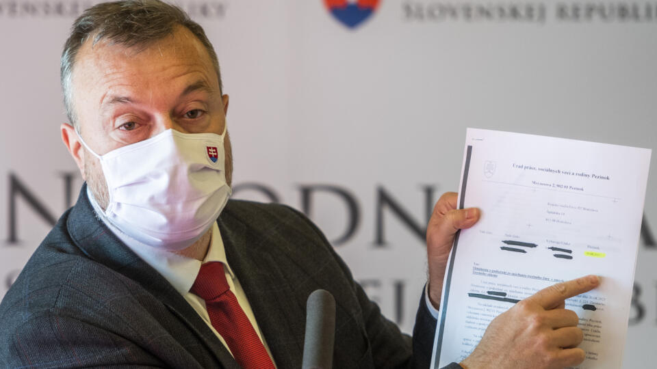 Na snímke minister práce, sociálnych vecí a rodiny SR Milan Krajniak (Sme rodina) počas tlačovej konferencie k odhaleniu zneužívania systému príspevkov na ochranu pracovných miest žiadateľmi v Bratislave 22. októbra 2021. FOTO TASR - Jaroslav Novák