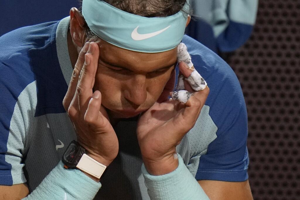 KK1 Rím - Španielsky tenista Rafael Nadal reaguje v osemfinálovom zápase mužskej dvojhry proti Kanaďanovi Denisovi Shapovalovi na turnaji ATP Masters 1000 v Ríme vo štvrtok 12. mája 2022. Španielsky tenista Rafael Nadal prekvapujúco skončil pred bránami štvrťfinále dvojhry na turnaji ATP Masters 1000 v Ríme. Tretí nasadený hráč nestačil vo štvrtkovom osemfinále na Kanaďana Denisa Shapovalova. Prvý set síce vyhral jednoznačne 6:1, no v ďalších dvoch podľahol trinástemu nasadenému hráčovi 5:7 a 2: