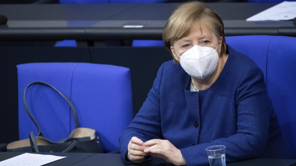 JB 24 Berlín - Nemecká kancelárka Angela Merkelová počas zasadnutia nemeckého spolkového parlamentu Bundestag v Berlíne 25. februára 2021. FOTO TASR/AP
German Chancellor Angela Merkel wears a face mask to protect against the coronavirus as she attends a session of German parliament Bundestag in Berlin, Thursday, Feb. 25, 2021. (Bernd von Jutrczenka/dpa via AP)