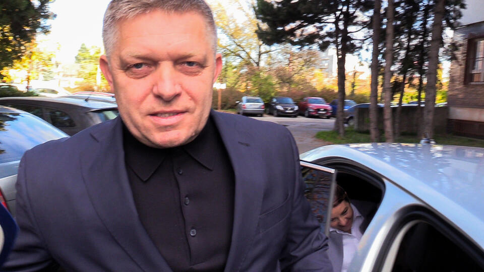 Šéf Smeru Robert Fico bol 5. novembra na polícii vysvetliť, prečo im neoznámil obrovskú krádež. Z kancelárie mu totiž ukradli 50-tisíc eur a zlaté mince, no on nepodal trestné oznámenie.