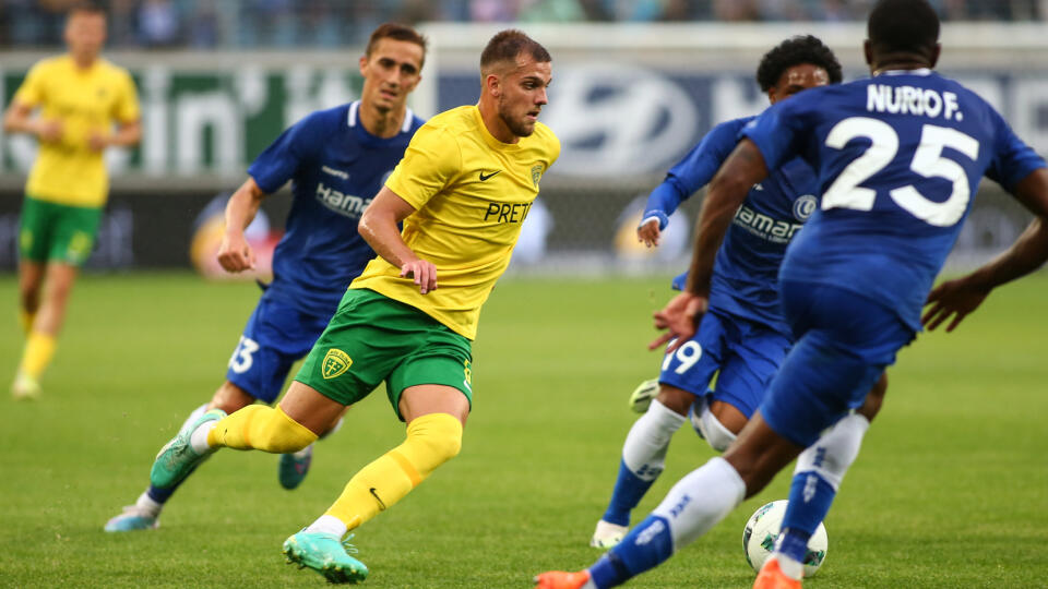 Na snímke zľava v súboji o loptu Julien De Sart (Gent), Matúš Rusnák (Žilina), Malick Fofana (Gent) a Nurio Fortuna (Gent) počas prvého zápasu 2. predkola Európskej konferenčnej ligy (EKL) medzi KAA Gent - MŠK Žilina vo štvrtok 27. júla 2023 v Gente. FOTO TASR - Daniel Stehlík