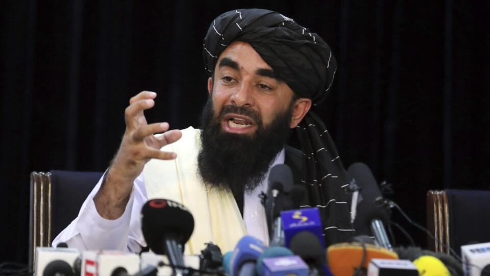 WA 22 Kábul - Hovorca Talibanu Zabíhulláh Mudžáhid počas svojej prvej tlačovej konferencie v Kábule v utorok 17. augusta 2021. Afganské hnutie Taliban bude rešpektovať práva žien, ale v medziach noriem islamského práva, vyhlásil. Mudžahid bol roky tieňovou postavou, ktorá vydávala vyhlásenia v mene militantov. Bojovníci Talibanu obsadili v nedeľu 15. augusta afganské hlavné mesto Kábul prekvapujúco ľahko a zvrhli vládu, dve desaťročia vojensky podporovanú Spojenými štátmi a alianciou NATO. Afgan